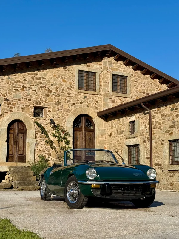 La Spitfire davanti a un edificio in pietra